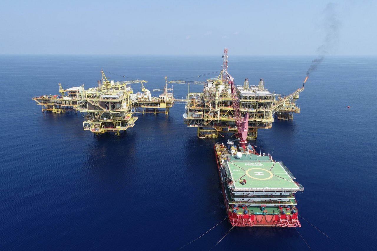 An Image showing how CNPC subsidiaries extracts oil from the sea